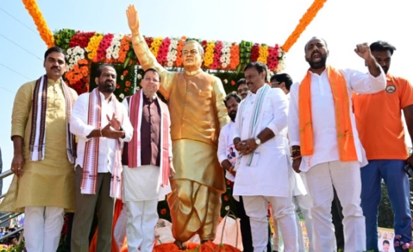 മുൻ പ്രധാനമന്ത്രി അടൽ ബിഹാരി വാജ്പേയിയുടെ പ്രതിമ അനാച്ഛാദനം ചെയ്ത് ഉത്തരാഖണ്ഡ് മുഖ്യമന്ത്രി പുഷ്കർ സിംഗ് ധാമി മുൻ പ്രധാനമന്ത്രി അടൽ ബിഹാരി വാജ്പേയിയുടെ പ്രതിമ അനാച്ഛാദനം ചെയ്ത് ഉത്തരാഖണ്ഡ് മുഖ്യമന്ത്രി പുഷ്കർ സിംഗ് ധാമി