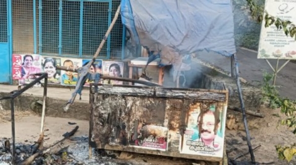 കൊല്ലത്ത് പെട്ടിക്കട തീയിട്ട് നശിപ്പിച്ചു, പിന്നിൽ സിപിഎം പ്രവർത്തകരെന്ന് പരാതി കൊല്ലത്ത് പെട്ടിക്കട തീയിട്ട് നശിപ്പിച്ചു, പിന്നിൽ സിപിഎം പ്രവർത്തകരെന്ന് പരാതി