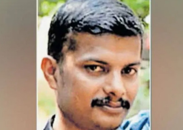 കൊച്ചി:  ബൈക്ക് ഓടിക്കവേ തലയിൽ തേങ്ങ വീണു; നിയന്ത്രണംവിട്ട് താഴ്‌ചയിലേയ്ക്ക് മറിഞ്ഞ യുവാവിന് ദാരുണാന്ത്യം