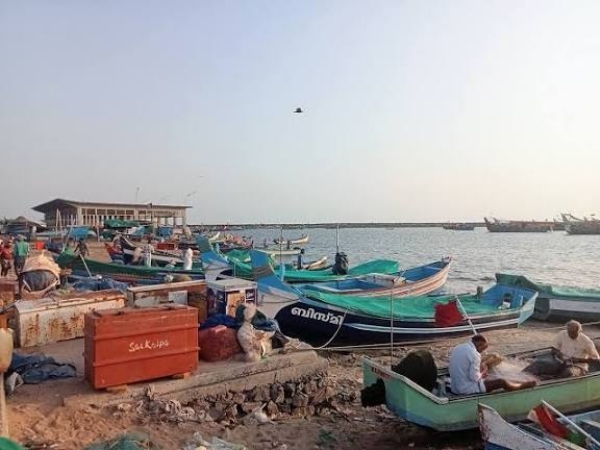 കോഴിക്കോട് കടലിൽ അപ്രതീക്ഷിത അപകടം; വല വലിക്കുന്നതിനിടെ കപ്പി ഒടിഞ്ഞ് തലയിൽ വീണ് മത്സ്യത്തൊഴിലാളിക്ക് ദാരുണാന്ത്യം