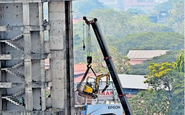 കോർപറേഷൻ നിർദ്ദേശം: നിർമാണച്ചട്ടം ലംഘിച്ചു കാൽടെക്സിൽ കെട്ടിപ്പൊക്കിയ 10 നിലക്കെട്ടിടം പൊളിച്ചു നീക്കാൻ തുടങ്ങി