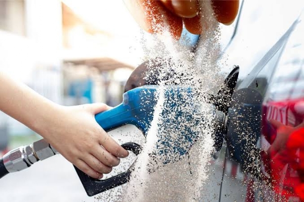 പെട്രോൾ ടാങ്കിൽ ഉപ്പ് ഇടുന്നത് വാഹനത്തിന് ഗുരുതരമായ നാശനഷ്ടങ്ങൾ വരുത്തിവെക്കും. സിനിമകളിൽ കാണുന്നത് പോലെ എഞ്ചിൻ പെട്ടെന്ന് പൊട്ടിത്തെറിക്കില്ലെങ്കിലും, ഇത് വാഹനത്തിന്റെ പ്രവർത്തനത്തെ ദോഷകരമായി ബാധിക്കും. പ്രധാന പ്രശ്നങ്ങൾ: ഇന്ധന തടസ്സം (Clogging): പെട്രോളിൽ ഉപ്പ് ലയിക്കില്ല. അതിനാൽ ഉപ്പ് തരികൾ ടാങ്കിന്റെ അടിയിൽ അടിഞ്ഞുകൂടുകയും ഫ്യൂവൽ പമ്പ് (Fuel Pump), ഫ്യൂവൽ ഫിൽട്ടർ (Fuel Filter) എന്നിവയിൽ തടസ്സമുണ്ടാക്കുകയും ചെയ്യും. ഇത് എഞ്ചിൻ സ്റ്റാർട്ട് ആകാതിരിക്കാൻ കാരണമാകും. തുരുമ്പ് (Corrosion): ടാങ്കിനുള്ളിൽ ഈർപ്പമോ വെള്ളമോ ഉണ്ടെങ്കിൽ ഉപ്പ് അതിൽ ലയിച്ച് ഉപ്പുവെള്ളമായി മാറും. ഇത് ടാങ്ക്, ഫ്യൂവൽ ലൈനുകൾ, എഞ്ചിന്റെ ഉൾഭാഗങ്ങൾ എന്നിവ പെട്ടെന്ന് തുരുമ്പെടുക്കാൻ കാരണമാകും. തേയ്മാനം (Wear and Tear): ഉപ്പ് തരികൾ എഞ്ചിനുള്ളിൽ എത്തിയാൽ അത് പിസ്റ്റൺ റിംഗുകളെയും സിലിണ്ടറുകളെയും ഉരച്ചു നശിപ്പിക്കും (Abrasion). ലക്ഷണങ്ങൾ: എഞ്ചിൻ സ്റ്റാർട്ട് ചെയ്യാൻ ബുദ്ധിമുട്ട് അനുഭവപ്പെടുക. വണ്ടി ഓടുമ്പോൾ പെട്ടെന്ന് നിന്നുപോവുക (Stalling). പിക്കപ്പ് കുറയുകയും എഞ്ചിനിൽ നിന്ന് അസാധാരണമായ ശബ്ദങ്ങൾ കേൾക്കുകയും ചെയ്യുക. ടാങ്കിൽ ഉപ്പ് വീണാൽ എന്ത് ചെയ്യണം? വണ്ടി സ്റ്റാർട്ട് ചെയ്യരുത്: ടാങ്കിൽ ഉപ്പ് ഉണ്ടെന്ന് അറിഞ്ഞാൽ ഒരിക്കലും വണ്ടി സ്റ്റാർട്ട് ചെയ്യരുത്. ഇത് ഉപ്പ് എഞ്ചിനിലേക്ക് എത്തുന്നത് തടയും. ടാങ്ക് വൃത്തിയാക്കുക: വണ്ടി ടോ (Tow) ചെയ്ത് ഒരു വർക്ക്ഷോപ്പിൽ എത്തിക്കുക. പെട്രോൾ ടാങ്ക് പൂർണ്ണമായും അഴിച്ചു മാറ്റി ഉപ്പ് കളഞ്ഞ് വൃത്തിയാക്കണം. ഫിൽട്ടറുകൾ മാറ്റുക: ഫ്യൂവൽ ഫിൽട്ടർ പുതിയത് ഇടുകയും ഫ്യൂവൽ ലൈനുകൾ ഫ്ലഷ് ചെയ്യുകയും വേണം.