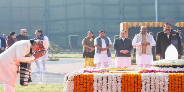 അടൽ ബിഹാരി വാജ്‌പേയിയുടെ 101-ാം ജന്മവാർഷികം: രാഷ്ട്രപതി മുർമു, ഉപരാഷ്ട്രപതി രാധാകൃഷ്ണൻ, പ്രധാനമന്ത്രി മോദി എന്നിവർ ആദരാഞ്ജലികൾ അർപ്പിച്ചു