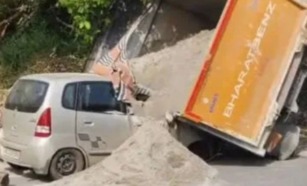 ലോഡ് കയറ്റി വന്ന ടിപ്പർ കാറിന് മുകളിലേക്ക് മറിഞ്ഞു; യാത്രക്കാർ രക്ഷപ്പെട്ടത് അത്ഭുതകരമായി