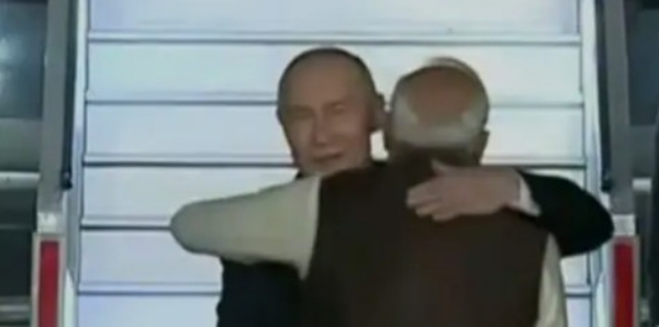 റഷ്യൻ പ്രസിഡന്റ് വ്ളാഡിമിർ പുടിൻ രണ്ട് ദിവസത്തെ ഔദ്യോഗിക സന്ദർശനത്തിനായി ഇന്ത്യയിലെത്തി: ആലിംഗനം ചെയ്ത് വരവേറ്റ് പ്രധാനമന്ത്രി നരേന്ദ്ര മോദി റഷ്യൻ പ്രസിഡന്റ് വ്ളാഡിമിർ പുടിൻ രണ്ട് ദിവസത്തെ ഔദ്യോഗിക സന്ദർശനത്തിനായി ഇന്ത്യയിലെത്തി: ആലിംഗനം ചെയ്ത് വരവേറ്റ് പ്രധാനമന്ത്രി നരേന്ദ്ര മോദി