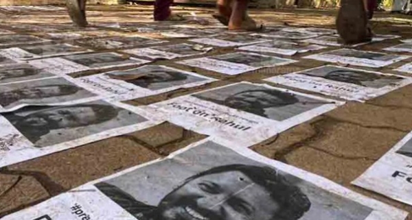 കണ്ണൂർ:  ‘ഫൂട്ട് ഓൺ രാഹുൽ’; ഫോട്ടോ പതിച്ച പോസ്റ്ററിൽ ചവിട്ടി നടന്ന് പ്രതിഷേധിച്ച് വിദ്യാർഥിനികൾ