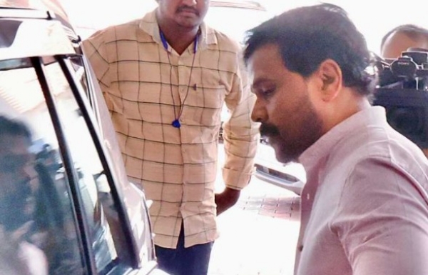 തുടക്കത്തിലെ ചര്ച്ചയായി ഗൂഢാലോചന സിദ്ധാന്തം; സ്വന്തം കേസ് പാരയായി തുടക്കത്തിലെ ചര്ച്ചയായി ഗൂഢാലോചന സിദ്ധാന്തം; സ്വന്തം കേസ് പാരയായി