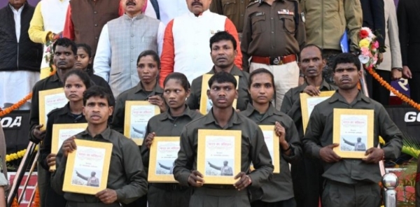 മധ്യപ്രദേശിൽ  സ്ത്രീകൾ ഉൾപ്പെടെ  10 മാവോയിസ്റ്റുകൾ കീഴടങ്ങി;