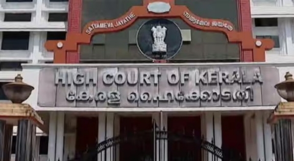 ഭാരതാംബ എങ്ങനെ മതചിഹ്നമാകും? വിസിയുടെ ഉത്തരവ് സ്റ്റേ ചെയ്യാതെ ഹൈക്കോടതി, റജിസ്ട്രാറുടെ ഹർജി തിങ്കളാഴ്ചത്തേക്ക് മാറ്റി
