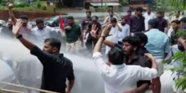 മന്ത്രി വീണ ജോ‍ർജിനെതിരെ ആളിക്കത്തി പ്രതിഷേധം: മാർച്ചുകളിൽ സംഘർഷം