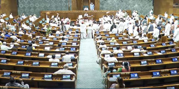 ജയിലിലായാല്‍ മന്ത്രിസ്ഥാനത്ത് നിന്ന് പുറത്ത്' ബില്‍ ലോക്‌സഭയില്‍; ബില്‍ കീറിയെറിഞ്ഞ് പ്രതിഷേധം; തടഞ്ഞ് ബിജെപി