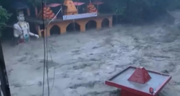 ഡെറാഡൂണിൽ മേഘവിസ്ഫോടനം: തംസ നദി കരകവിഞ്ഞൊഴുകി, നിരവധി വീടുകൾ തകർന്നു, റോഡുകൾ തകർന്നു, കടകൾ ഒലിച്ചുപോയി