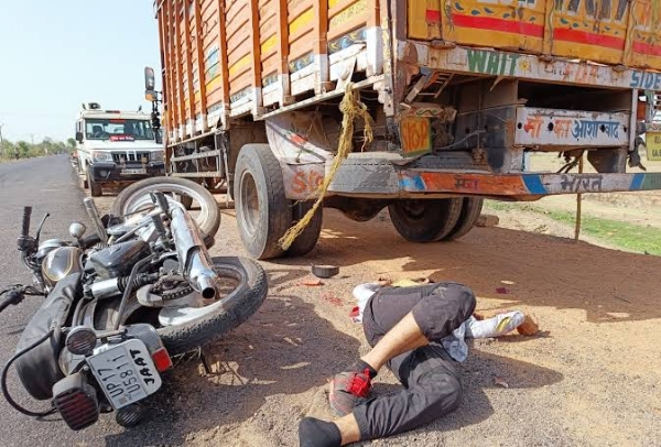 വിദ്യാർത്ഥിയുടെ ജീവനെടുത്ത് ലോറി; ബൈക്കിലിടിച്ച് ദാരുണാന്ത്യം, റോഡ് സുരക്ഷയിൽ വീണ്ടും ആശങ്ക വിദ്യാർത്ഥിയുടെ ജീവനെടുത്ത് ലോറി; ബൈക്കിലിടിച്ച് ദാരുണാന്ത്യം, റോഡ് സുരക്ഷയിൽ വീണ്ടും ആശങ്ക