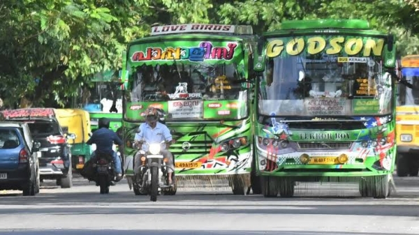 നിലമ്പൂരിൽ പട്ടാപ്പകൽ ബസ് ജീവനക്കാരുടെ കൂട്ടത്തല്ല്; നടുറോഡിൽ അഴിഞ്ഞാട്ടം, യാത്രക്കാർ പരിഭ്രാന്തിയിൽ