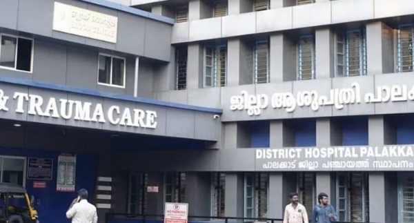 പാലക്കാട് ജില്ലാ ആശുപത്രിയിൽ ചികിത്സാ പിഴവ്: ഒൻപത് വയസുകാരിയുടെ കൈ മുറിച്ചുമാറ്റിയ സംഭവത്തിൽ കുറ്റസമ്മതവുമായി അധികൃതർ പാലക്കാട് ജില്ലാ ആശുപത്രിയിൽ ചികിത്സാ പിഴവ്: ഒൻപത് വയസുകാരിയുടെ കൈ മുറിച്ചുമാറ്റിയ സംഭവത്തിൽ കുറ്റസമ്മതവുമായി അധികൃതർ