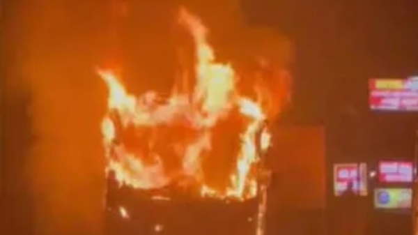 കോതമംഗലത്ത് ടൂറിസ്റ്റ് ബസ് കത്തിനശിച്ചു; വിവാഹസംഘം രക്ഷപ്പെട്ടത് തലനാരിഴയ്ക്ക്