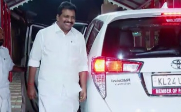 സതീശൻ-സമുദായ നേതാക്കളുടെ പോര് മുറുകുന്നതിനിടെ കൊടിക്കുന്നിൽ സുരേഷ് എംപി പെരുന്നയിൽ; സന്ദർശനം വിവാദങ്ങൾക്കിടെ