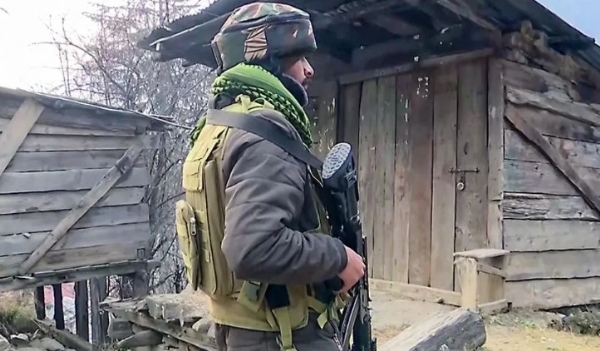 കിഷ്ത്വാർ ഏറ്റുമുട്ടൽ: പരിക്കേറ്റ സൈനികൻ വീരമൃത്യു വരിച്ചു; ഭീകരർക്കായി രണ്ടാം ദിവസവും തിരച്ചിൽ തുടരുന്നു