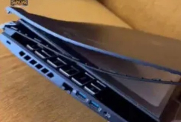 ന്യൂ ഇയർ പരിപാടിക്കിടെ പൊലീസ് ലാപ്ടോപ്പ് ചവിട്ടിപ്പൊട്ടിച്ച സംഭവം; ഇടപെട്ട് മുഖ്യമന്ത്രി ന്യൂ ഇയർ പരിപാടിക്കിടെ പൊലീസ് ലാപ്ടോപ്പ് ചവിട്ടിപ്പൊട്ടിച്ച സംഭവം; ഇടപെട്ട് മുഖ്യമന്ത്രി