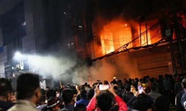 ബംഗ്ലാദേശിൽ വീണ്ടും  ഹിന്ദു യുവാവിനെ  ജനക്കൂട്ടം മൂർച്ചയുള്ള ആയുധങ്ങൾ ഉപയോഗിച്ച് ആക്രമിച്ച് തീകൊളുത്തി