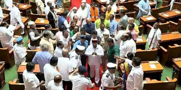 രണ്ടുവരി മാത്രം വായിച്ച് ഇറങ്ങി പോയി ഗവര്‍ണര്‍; തടഞ്ഞ് കോണ്‍ഗ്രസ് എംഎല്‍എമാര്‍; കര്‍ണാടക നിയമസഭയില്‍ നായകീയ രംഗങ്ങള്‍