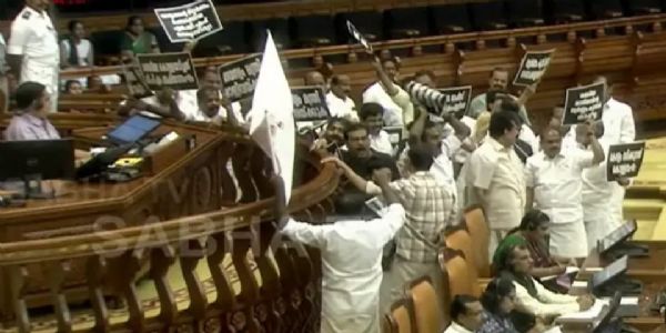 പോറ്റിയെ കേറ്റിയേ പാരഡി നിയമസഭയില്‍; ശബരിമല സ്വര്‍ണ്ണക്കൊള്ളയില്‍ ഭരണ പ്രതിപക്ഷ പോര്; സ്പീക്കര്‍ക്ക് മുന്നില്‍ ബാനര്‍