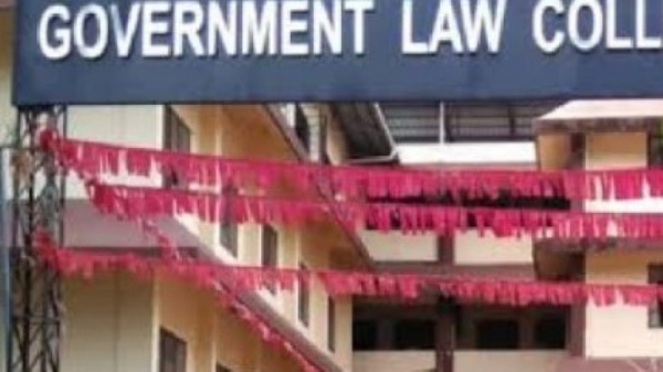 തൃശ്ശൂർ ലോ കോളേജിൽ കെ.എസ്.യു - എസ്.എഫ്.ഐ സംഘർഷം: ക്യാമ്പസിൽ സംഘർഷാവസ്ഥ, നിരവധി വിദ്യാർത്ഥികൾക്ക് പരിക്ക്