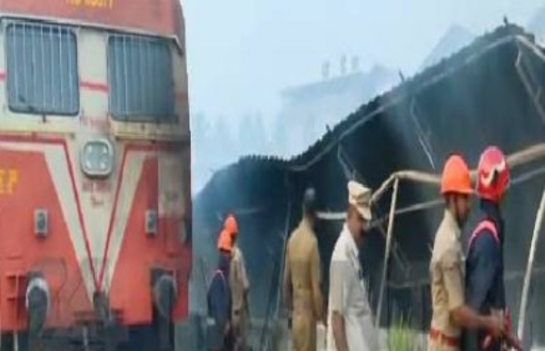 തൃശൂർ റെയിൽവേ സ്റ്റേഷൻ പാർക്കിങ്ങിൽ വൻ തീപിടിത്തം; നിരവധി ബൈക്കുകൾ കത്തി നശിച്ചു തൃശൂർ റെയിൽവേ സ്റ്റേഷൻ പാർക്കിങ്ങിൽ വൻ തീപിടിത്തം; നിരവധി ബൈക്കുകൾ കത്തി നശിച്ചു