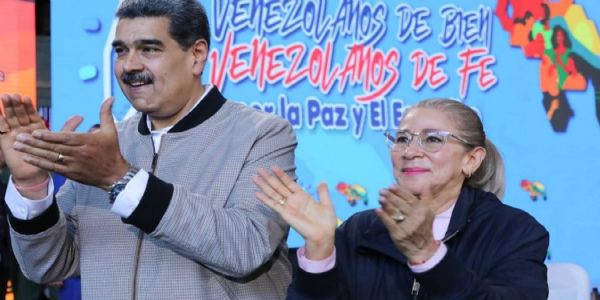 വെനസ്വേലയുടെ പ്രഥമ വനിതയും പ്രസിഡൻ്റ് നിക്കോളാസ് മഡുറോയുടെ ഭാര്യയുമായ സിലിയ ഫ്ലോറസിനെതിരെ മയക്കുമരുന്ന് ഭീകരവാദത്തിനാണ് കേസെടു