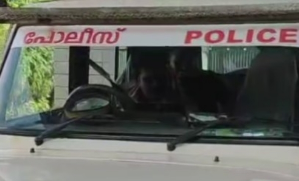 പോലീസ് അക്കാദമിയിൽ വൻ സുരക്ഷാവീഴ്ച; ലക്ഷങ്ങൾ വിലയുള്ള ചന്ദനമരങ്ങൾ മുറിച്ചു കടത്തി