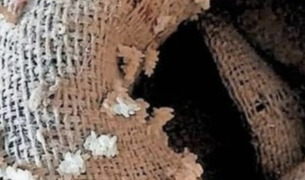 റേഷൻ കടകളിൽ പുഴുവും മാലിന്യവും നിറഞ്ഞ അരി; സൗജന്യ അരി വാങ്ങാതെ മടങ്ങി ഉപഭോക്താക്കൾ റേഷൻ കടകളിൽ പുഴുവും മാലിന്യവും നിറഞ്ഞ അരി; സൗജന്യ അരി വാങ്ങാതെ മടങ്ങി ഉപഭോക്താക്കൾ