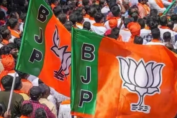 മഹാരാഷ്ട്രയിൽ കോൺഗ്രസിന് വൻ പ്രഹരം: അംബർനാഥിലെ 12 കൗൺസിലർമാർ ബിജെപിയിൽ ചേർന്നു; താനെയിൽ സ്വാധീനം ഉറപ്പിച്ച് മഹായുതി