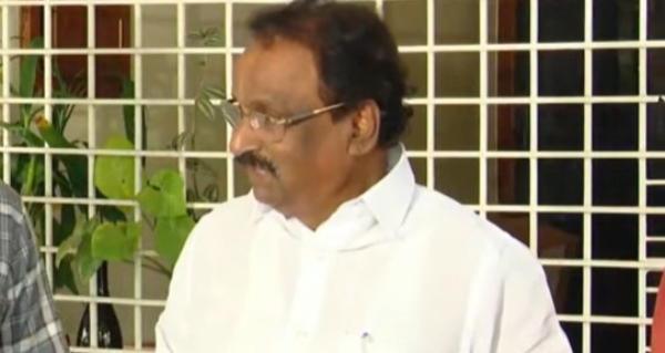 എ കെ ബാലനെ തള്ളാതെ CPIM; ചോദ്യങ്ങളിൽ നിന്ന് ഒഴിഞ്ഞുമാറി എം വി ഗോവിന്ദൻ