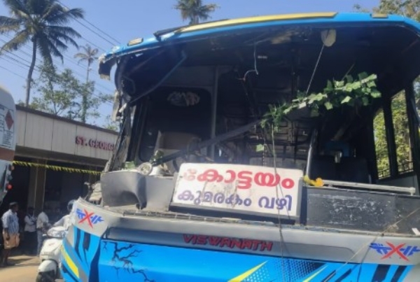 ചേർത്തലയിൽ സ്വകാര്യ ബസും ടോറസ് ലോറിയും കൂട്ടിയിടിച്ച് അപകടം; ഡ്രൈവർക്ക് ഗുരുതരം, 9 പേർക്ക് പരിക്ക്