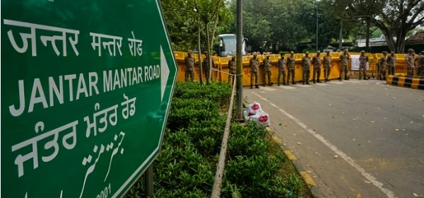 दिल्ली के जंतर-मंतर पर प्रदर्शनकारियों को रोकने के लिए बैरिकेड और पुलिस (फाइल फोटो) दिल्ली के जंतर-मंतर पर प्रदर्शनकारियों को रोकने के लिए बैरिकेड और पुलिस (फाइल फोटो)