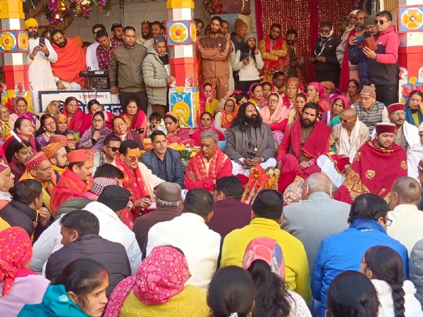 बदरीनाथ धाम के कपाट बंद होने की तिथि निकालने की प्रक्रिया करते हुए।