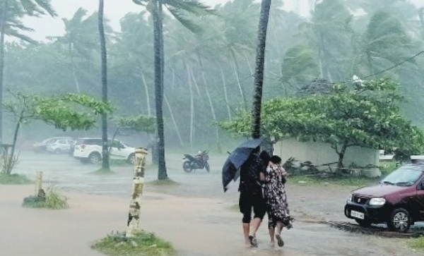 സംസ്ഥാനത്ത് തുലാമഴ കനക്കുന്നു: നാല് ജില്ലകളിൽ ഓറഞ്ച് അലർട്ട്; മലയോര-തീരദേശ മേഖലകളിൽ അതീവ ജാഗ്രത സംസ്ഥാനത്ത് തുലാമഴ കനക്കുന്നു: നാല് ജില്ലകളിൽ ഓറഞ്ച് അലർട്ട്; മലയോര-തീരദേശ മേഖലകളിൽ അതീവ ജാഗ്രത