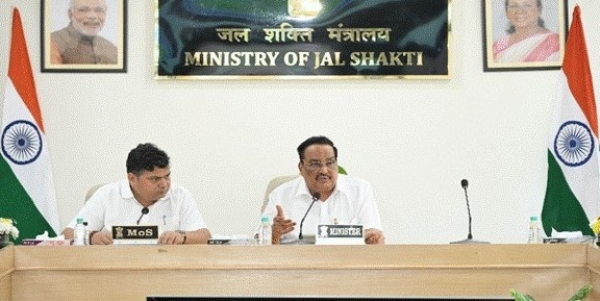 नई दिल्ली में मंगलवार को जल शक्ति मंत्री सी. आर. पाटिल ने जल संसाधन, नदी विकास और गंगा संरक्षण विभाग की परियोजनाओं की समीक्षा बैठक करते हुए।