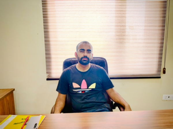 हरदोई के भैलामऊ स्थित यूटीएम एनर्जी के सीबीजी संयंत्र में पराली, गोबर और कृषि अपशिष्ट से संपीड़ित जैव गैस के मालिक युवा उद्यमी आदि उपेंद्र तिवारी ।
