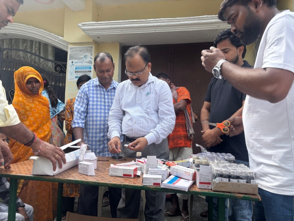 दवा देते हुए सीएमओ दवा देते हुए सीएमओ