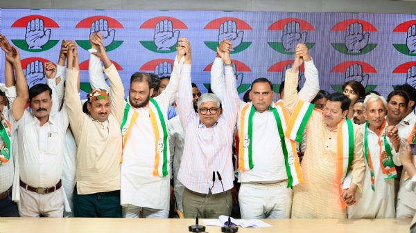 नई दिल्ली में कांग्रेस मुख्यालय में पार्टी में शामिल होने के बाद बहराइच के पूर्व चेयरमैन हाजी रेहान खान और मथुरा के रामवीर चौधरी।