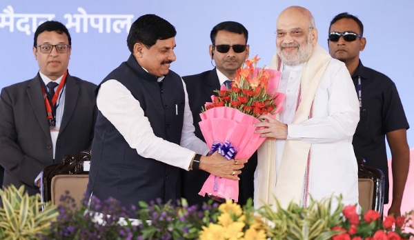 केंद्रीय मंत्री अमित शाह का भोपाल में गोपालक सम्मेलन में स्वागत करते हुए मुख्यमंत्री