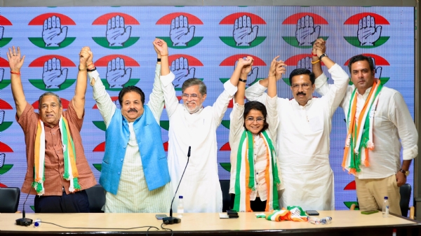 नई दिल्ली में शनिवार को कांग्रेस में शामिल होने के बाद पार्टी नेताओं के साथ प्रियंका कक्कड़, रजत राकेश टंडन और श्याम सुंदर शर्मा।