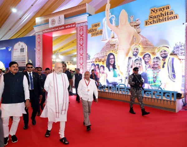केंद्रीय मंत्री अमित शाह भोपाल में गोपालक सम्मेलन में न्याय संहिता आधारित प्रदर्शनी का अवलोकन करते हुए