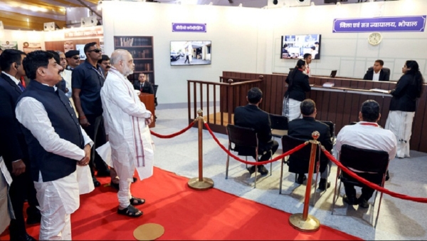 केंद्रीय मंत्री अमित शाह भोपाल में गोपालक सम्मेलन में न्याय संहिता आधारित प्रदर्शनी का अवलोकन करते हुए