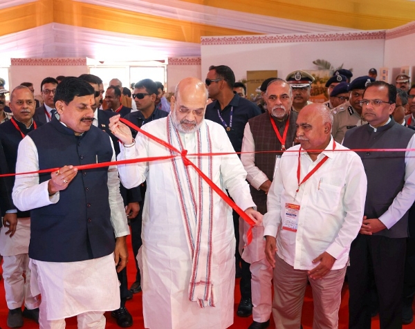 केंद्रीय मंत्री अमित शाह भोपाल में गोपालक सम्मेलन में न्याय संहिता आधारित प्रदर्शनी का शुभारंभ करते हुए