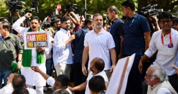 മുഖ്യതിരഞ്ഞെടുപ്പ് കമ്മീഷണർക്കെതിരെ ഇന്ത്യാസഖ്യം എംപിമാരുടെ പ്രതിഷേധം; ബാരിക്കേഡിന് മുകളിൽ കയറി രാഹുലും പ്രിയങ്കയും, നാടകീയ രംഗങ്ങൾ മുഖ്യതിരഞ്ഞെടുപ്പ് കമ്മീഷണർക്കെതിരെ ഇന്ത്യാസഖ്യം എംപിമാരുടെ പ്രതിഷേധം; ബാരിക്കേഡിന് മുകളിൽ കയറി രാഹുലും പ്രിയങ്കയും, നാടകീയ രംഗങ്ങൾ