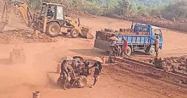 കലക്ടറുടെ ഉത്തരവ് കാറ്റിൽ പറത്തി മാവിലംപാറയിൽ ചെങ്കൽ ഖനനം; ഭീതിയിൽ നാട്ടുകാർ കലക്ടറുടെ ഉത്തരവ് കാറ്റിൽ പറത്തി മാവിലംപാറയിൽ ചെങ്കൽ ഖനനം; ഭീതിയിൽ നാട്ടുകാർ