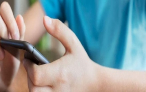 കുട്ടികളിലെ സോഷ്യൽ മീഡിയ ആസക്തി: 16 വയസ്സിൽ താഴെയുള്ളവർക്ക് മൊബൈൽ വിലക്കാൻ കർണാടക സർക്കാർ കുട്ടികളിലെ സോഷ്യൽ മീഡിയ ആസക്തി: 16 വയസ്സിൽ താഴെയുള്ളവർക്ക് മൊബൈൽ വിലക്കാൻ കർണാടക സർക്കാർ