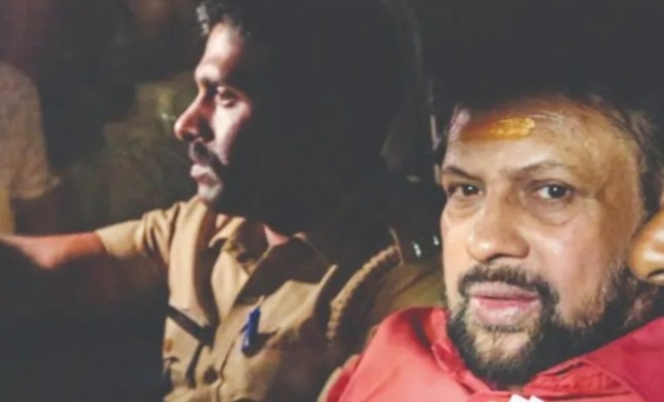 കണ്ഠരര് രാജീവർക്ക് ജാമ്യം നൽകിയത് കേസിനെ ബാധിക്കും; ഹൈക്കോടതിയെ സമീപിക്കാൻ പ്രത്യേക അന്വേഷണ സംഘം കണ്ഠരര് രാജീവർക്ക് ജാമ്യം നൽകിയത് കേസിനെ ബാധിക്കും; ഹൈക്കോടതിയെ സമീപിക്കാൻ പ്രത്യേക അന്വേഷണ സംഘം